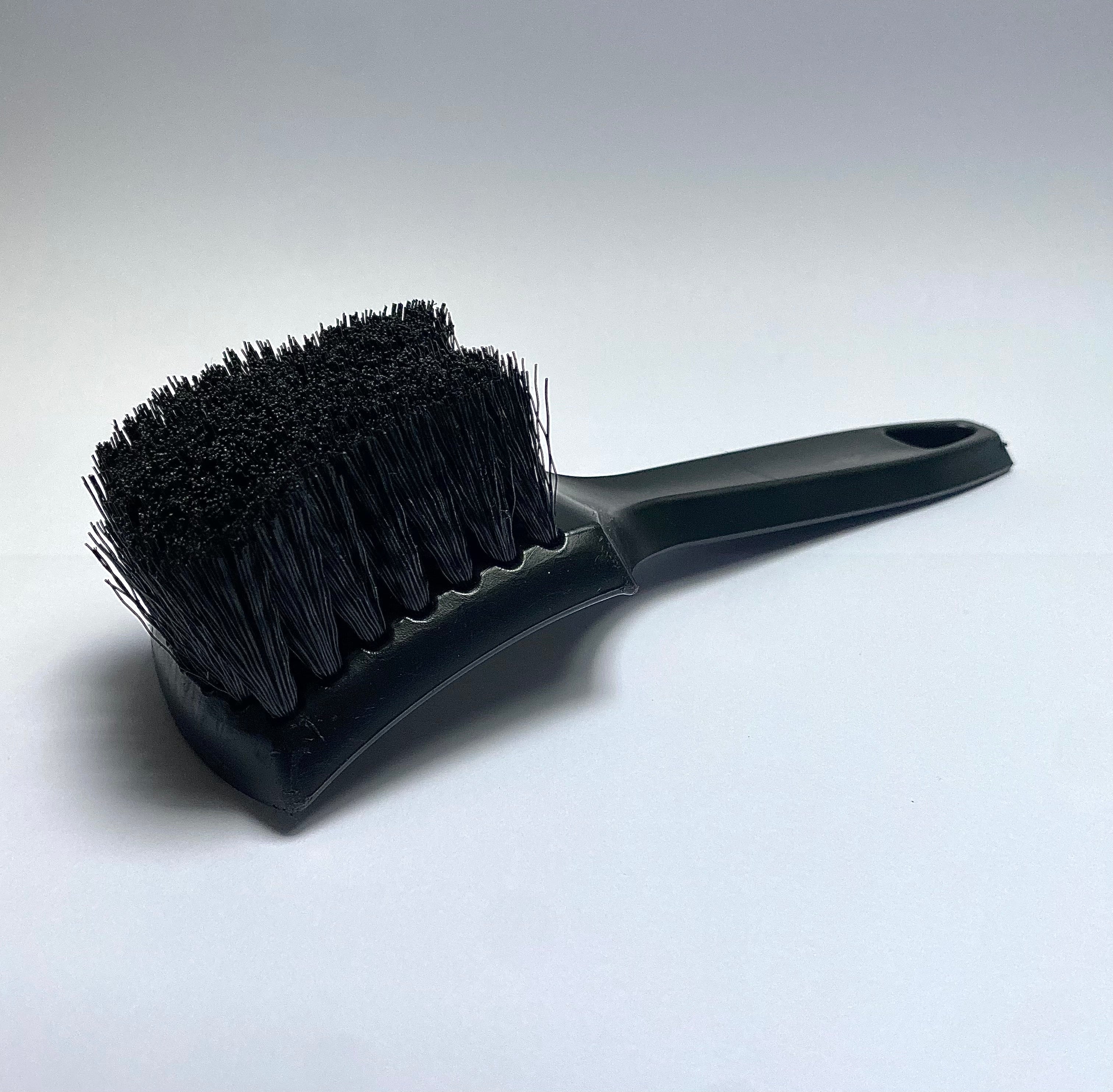 Rigid cleaning brush for tire rubber 